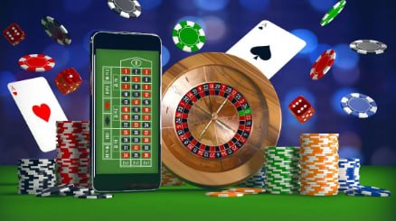 Antarmuka permainan Ikan Jackpot menampilkan akuarium dengan ikan dan senjata penentu target